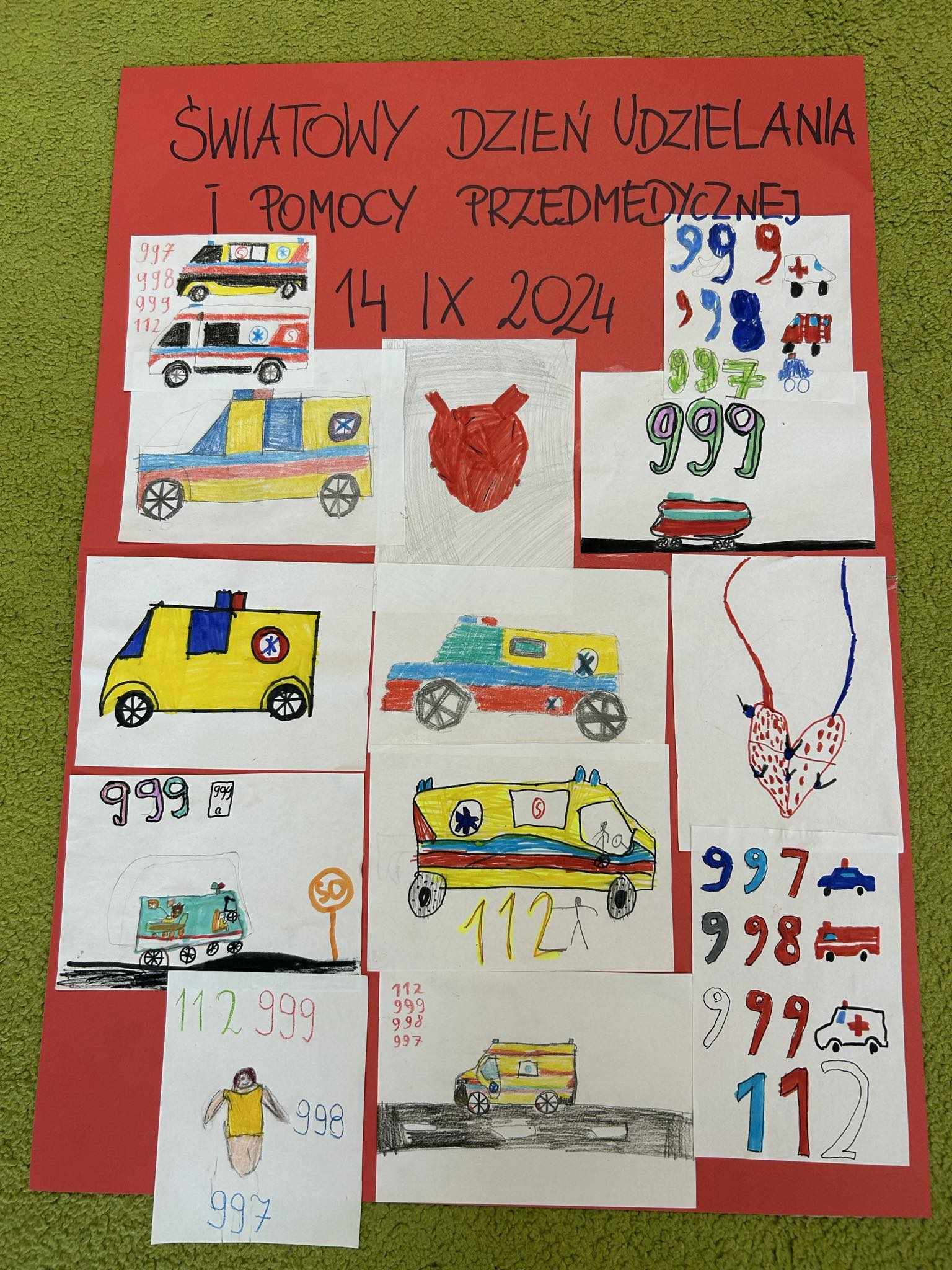 Bristol z naklejonymi pracami uczniów na temat udzielania I pomocy