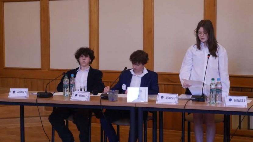 uczestnicy debaty, reprezentanci sp4 podczas dyskusji oksfordzkie