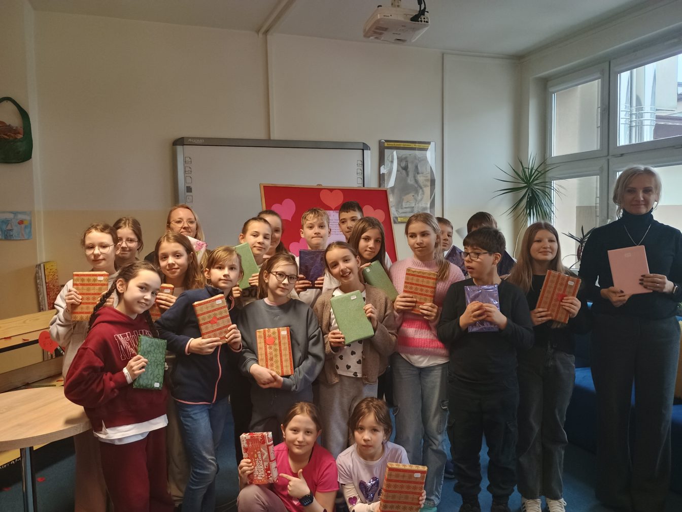 Uczniowie, Dyrekcja oraz nauczyciele z nagrodami za udział w walentynkach w bibliotece