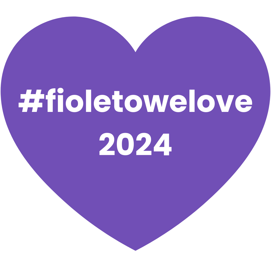 Fioletowe serce z białym napisem fioletowelove2024