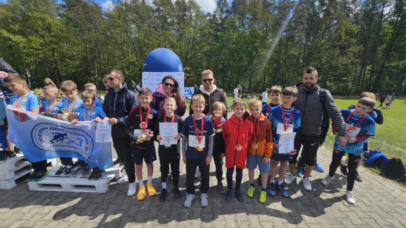 cała drużyna wraz z Trenerami podczas ceremonii dekoracji medalowej