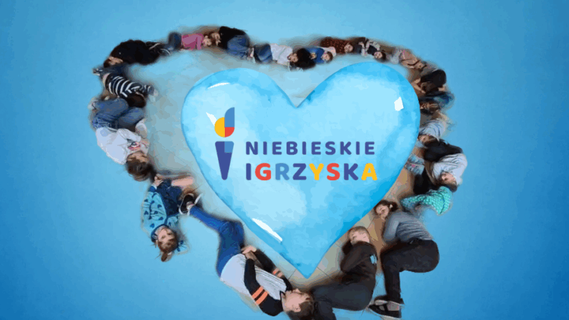 Uczniowie na niebieskim tle ułożeni w kształt serca, w środku logo Niebieskich Igrzysk