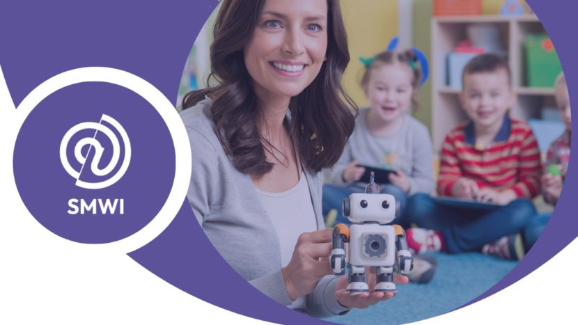 Logo projektu małoposkiej ścieżki rozwoju - uśmiechnięta kobieta, w tle dzieci bawiące się robotami