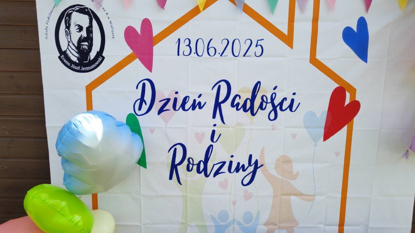 Plakat ozdobny dnia radości i rodziny 2025 z logiem szkoły