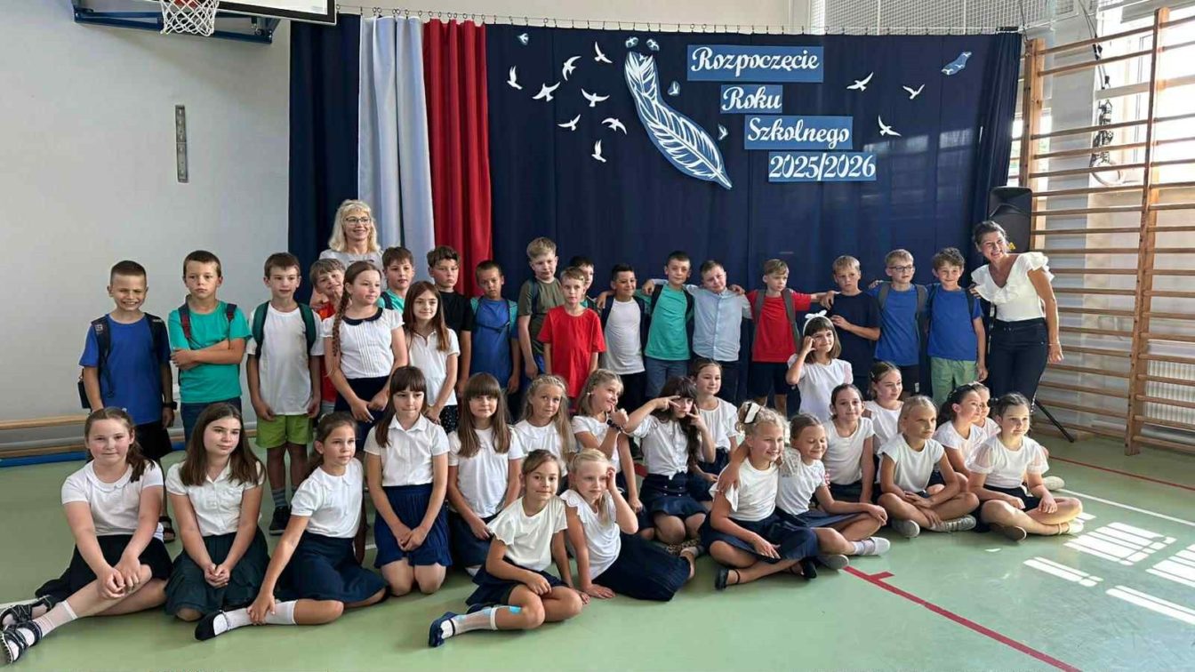 Uczniowie podczas rozpoczęcia roku szkolnego z wychowawcami w sali gimnastycznej