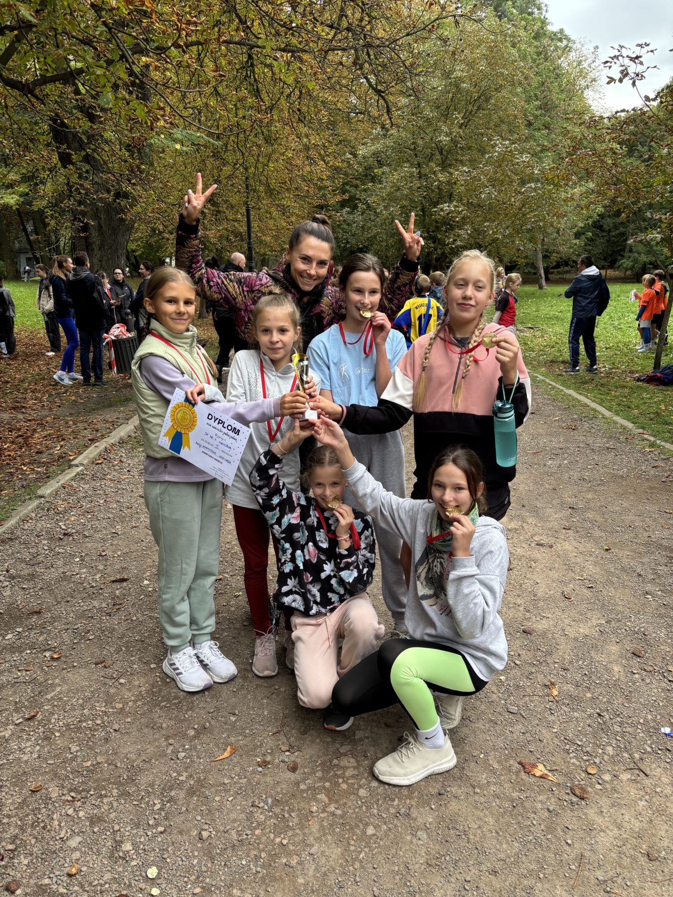 szczęśliwa trenerka Karolina Giza i jej drużyna