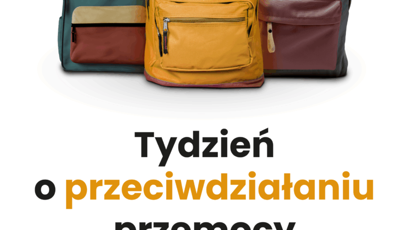 trzy plecaki szkolne w kolorach: żółtym i niebiesko-czerwonym. Na każdym z plecaków jest umieszczona przypinka z emotikonem przedstawiającym buzię uśmiechniętą, smutną lub niezdecydowaną. Pod zdjęciem plecaków znajduje się duży napis TYDZIEŃ O PRZECIWDZIAŁANIU PRZEMOCY RÓWIEŚNICZEJ, a pod nim na czerwonym pasku daty 25 września - 3 października 2025 roku. Na górze plakatu, w lewym rogu umieszczone zostało logo Ministerstwa Edukacji Narodowej.
