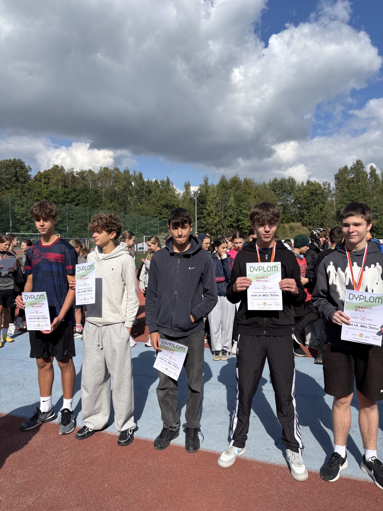 Uczniowie z dyplomami za udział w zawodach, utalentowany i ambitny Michał Wójcik, który czuje niedosyt po zajęciu 4 miejsca w swojej konkurencji