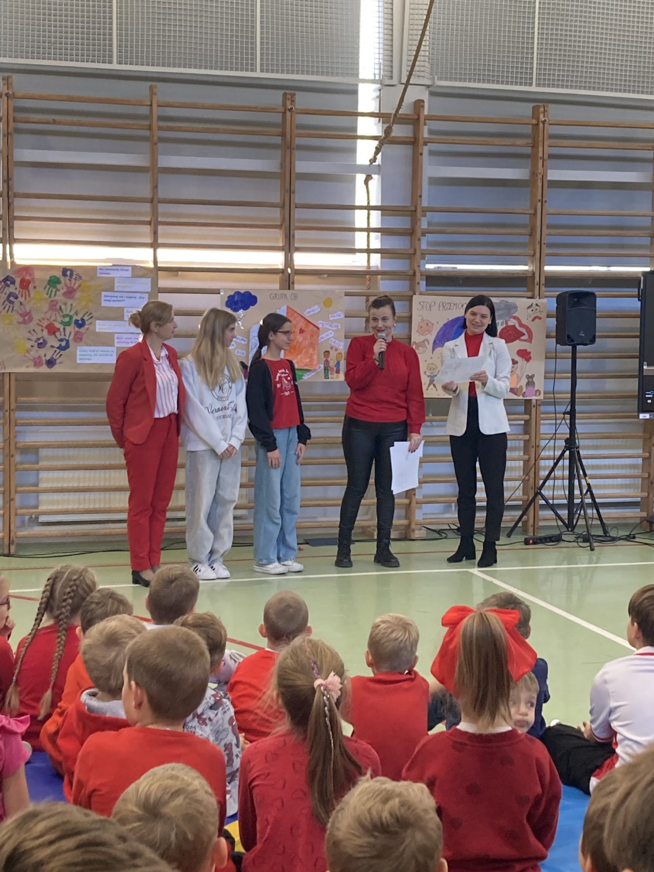 Klasa 7a Z wychowawcą podczas rozdania nagród