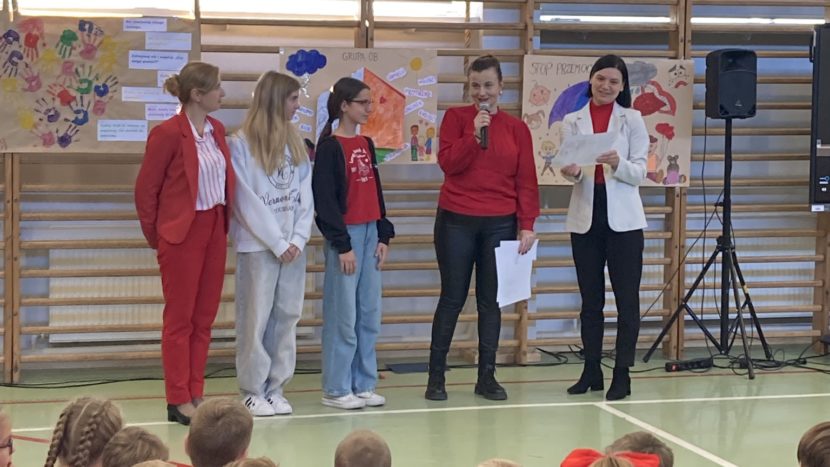 Klasa 7a Z wychowawcą podczas rozdania nagród