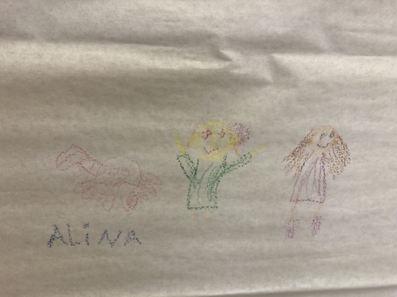 Rysunek żółwia i dwóch usmiechniętych dziewczynek na muralu wykonany w ramach projektu Dzieciństwo Bez Przemocy