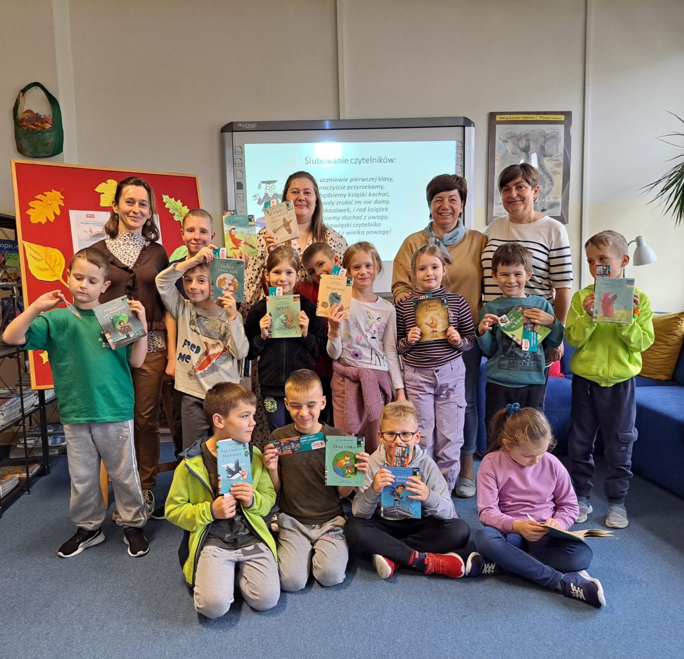 klasa 1a z wychowawcą, nauczycielem wspomagającymi nauczycielami bibliotekarzami