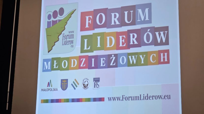 Duzy kolorowy napis wyświetlany na ekranie: FORUM LIDERÓW MŁODZIEZOWYCH