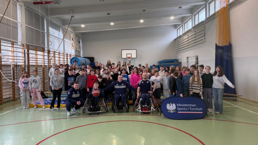 Grupa for heroses wrza z uczniami SP4 Wieliczka w sali gimnastycznej, wspólne zdjęcie