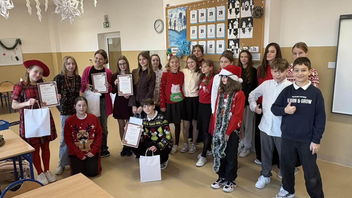  wszyscy wykonawcy, czyli uczniowie którzy brali udział w konkursie. Laureaci trzymają dyplomy.