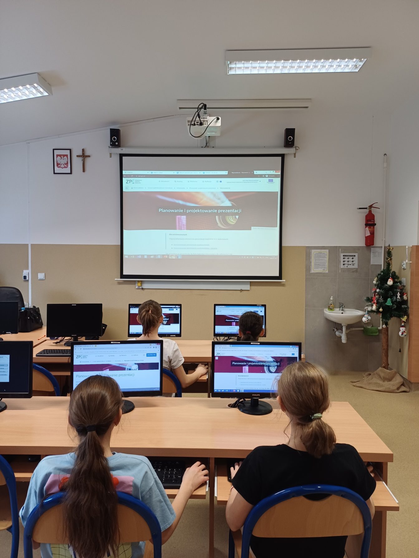 Dziewczynki siedzące przed komputerami, na komputerach jest włączona strona zpe.gov.pl