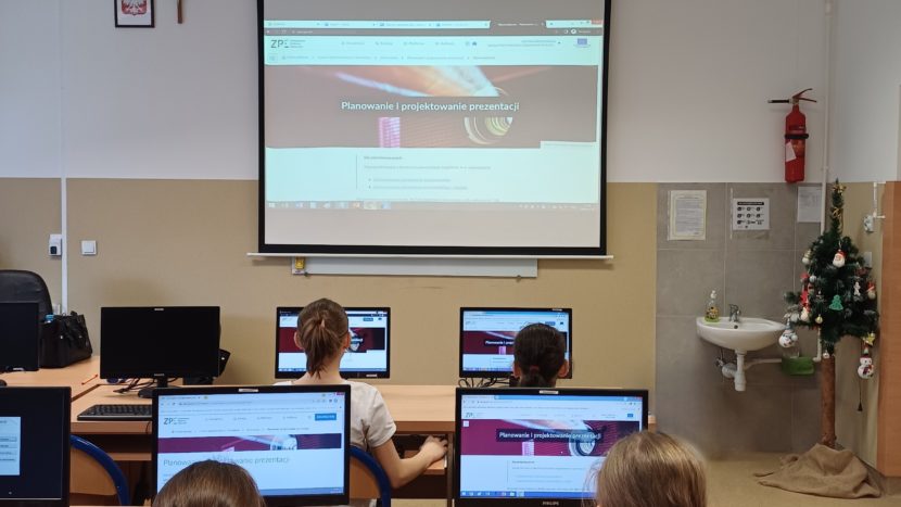 Dziewczynki siedzące przed komputerami, na komputerach jest włączona strona zpe.gov.pl
