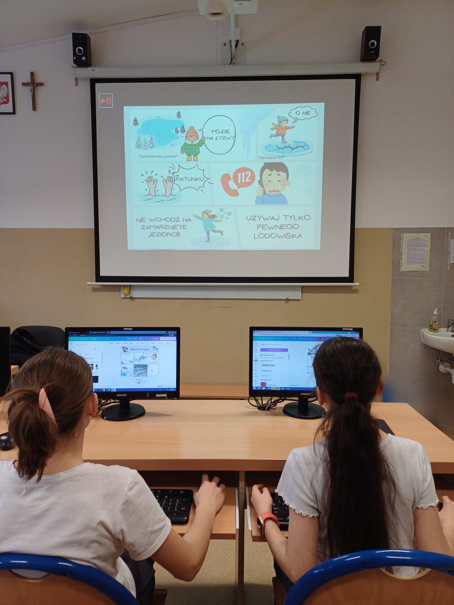 Dziewczynki siedzące przed komputerem tworzące komiks dotyczący bezpiecznych ferii