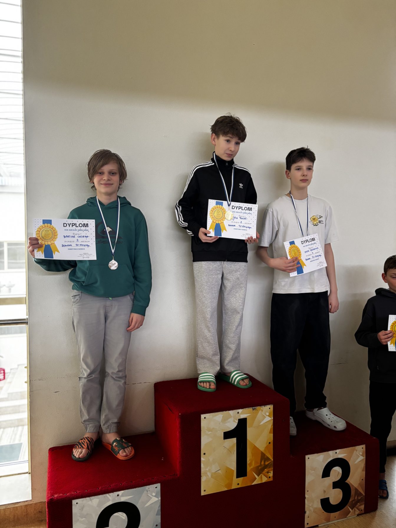 Bartek Wieleba na 2. stopniu podium po bardzo udanym starcie i awansie do
etapu powiatowego.