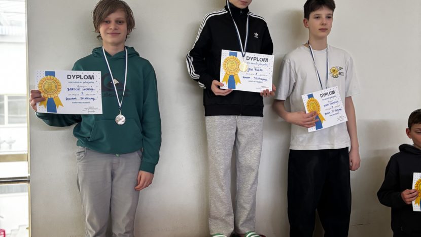 Uczniowie na podium z medalami