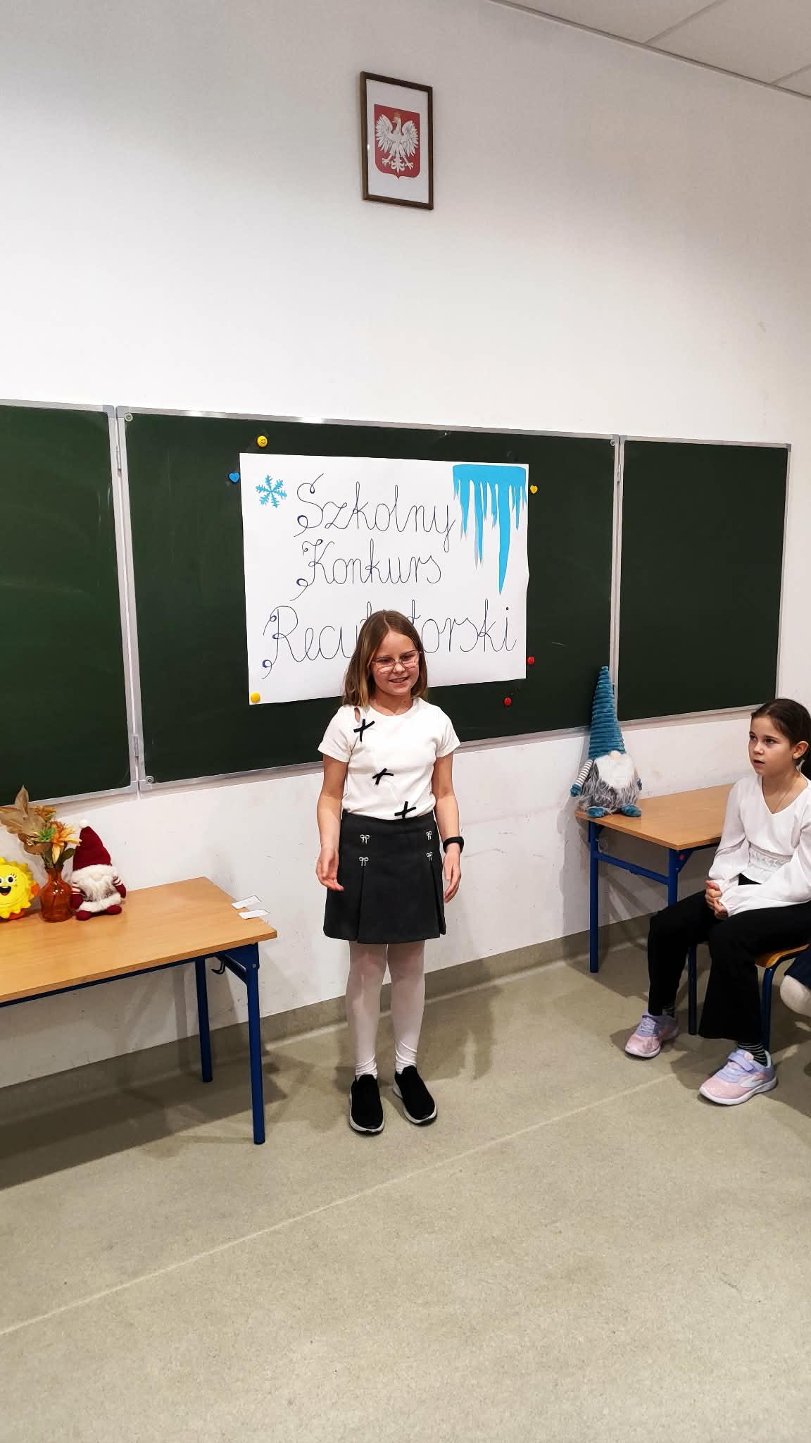 Uczennica biorąca udział w konkursie recytatorskim