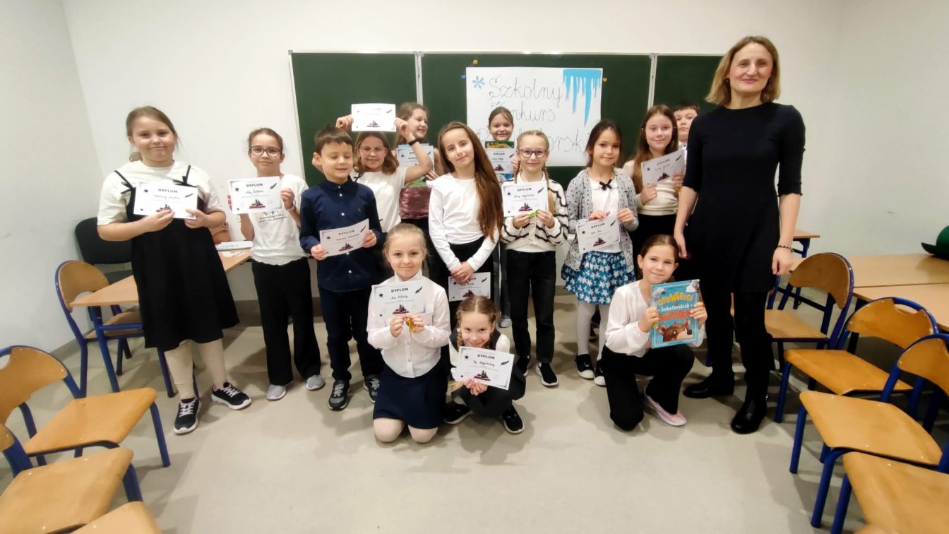 Uczestnicy konkursu recytatorskiego wraz organizatorem