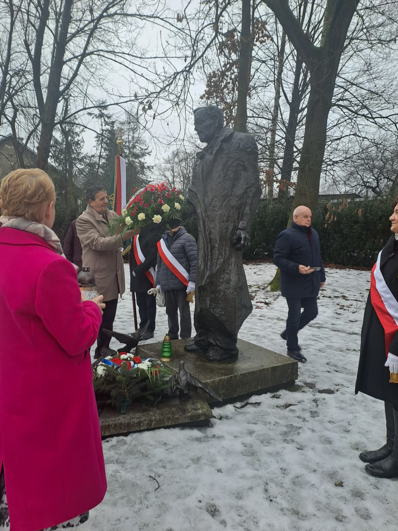. Następnie po przemarszu Pocztów Sztandarowych pod pomnik Wielkiego Filantropa, Prezes Towarzystwa Przyjaciół Prokocimia, Pan Andrzej Ulman złożył kwiaty oraz zapalono znicze.