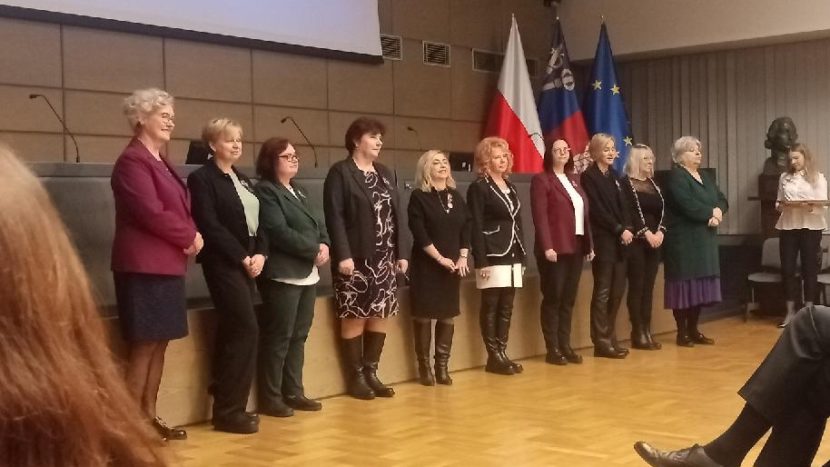 Wręczenie medali w Auli Uniwersytetu Rolniczego im. Hugona Kołłątaja w Krakowie Małopolska Kurator Oświaty wręczyła Pani Annie Grabowskiej, nauczycielce naszej szkoły – Medal Komisji Edukacji Narodowej – jedno z najwyższych odznaczeń przyznawanych za szczególne zasługi dla oświaty i wychowania. 