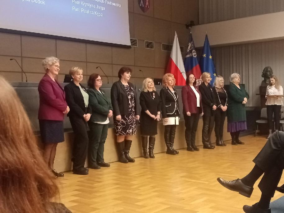 Wręczenie medali  w Auli Uniwersytetu Rolniczego im. Hugona Kołłątaja w Krakowie Małopolska Kurator Oświaty wręczyła Pani Annie Grabowskiej, nauczycielce naszej szkoły – Medal Komisji Edukacji Narodowej – jedno z najwyższych odznaczeń przyznawanych za szczególne zasługi dla oświaty i wychowania. 