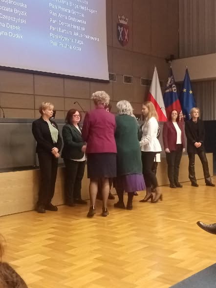 Wręczenie  w Auli Uniwersytetu Rolniczego im. Hugona Kołłątaja w Krakowie Małopolska Kurator Oświaty wręczyła Pani Annie Grabowskiej, nauczycielce naszej szkoły – Medal Komisji Edukacji Narodowej – jedno z najwyższych odznaczeń przyznawanych za szczególne zasługi dla oświaty i wychowania. 
