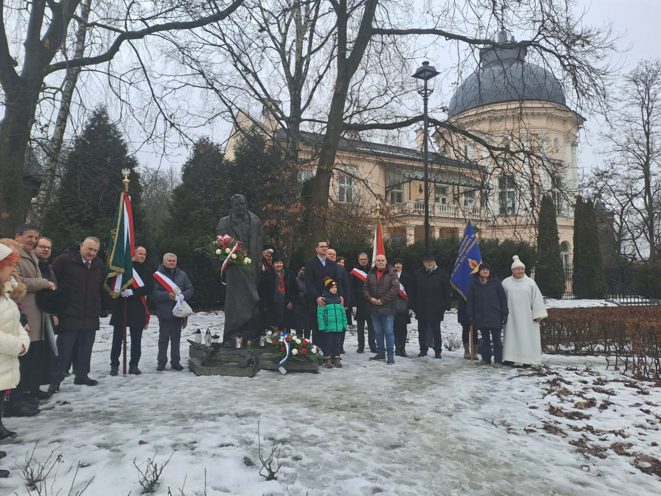 . Następnie po przemarszu Pocztów Sztandarowych pod pomnik Wielkiego Filantropa, Prezes Towarzystwa Przyjaciół Prokocimia, Pan Andrzej Ulman złożył kwiaty oraz zapalono znicze.