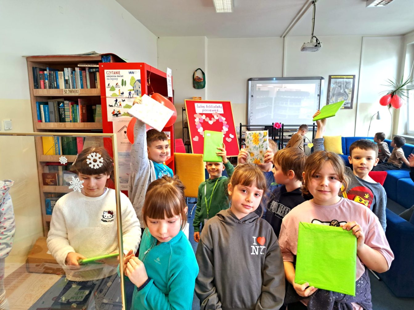 Uczniowie klas I - III w kolejce do wypożyczenia "książki w ciemno".