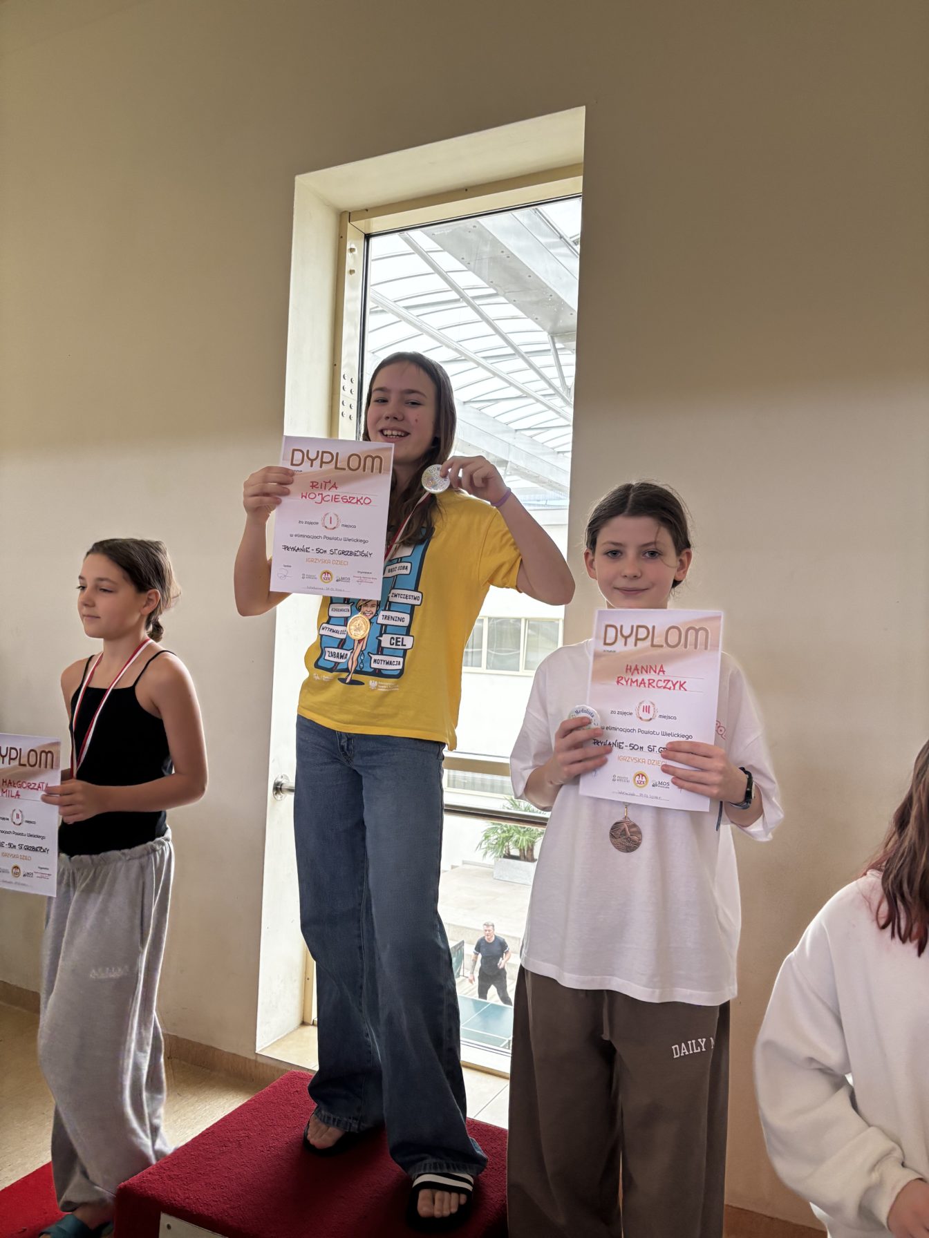 Uczennie szkoły na podium pierwsze i drugie miejsce w zawodach pływackich