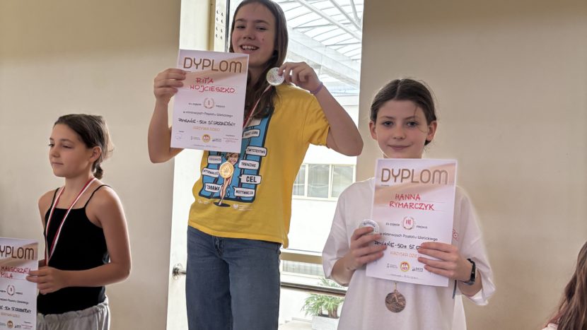 Uczennice szkoły na podium w zawodach pływackich