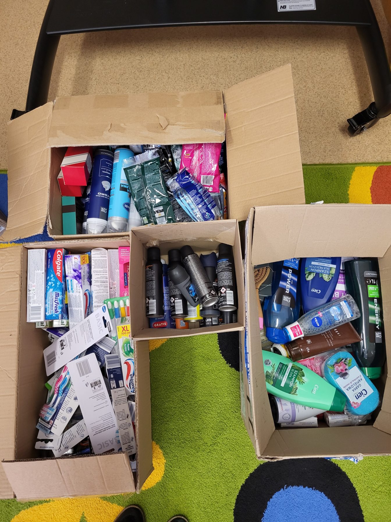 Zebrane dary dla osób bezdomnych, kosmetyki, środki higieny osobistej