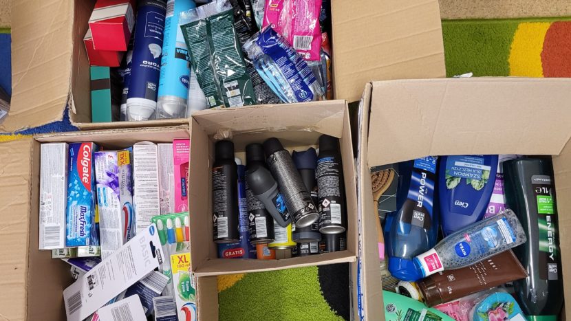 Zebrane dary dla osób bezdomnych, kosmetyki, środki higieny osobistej