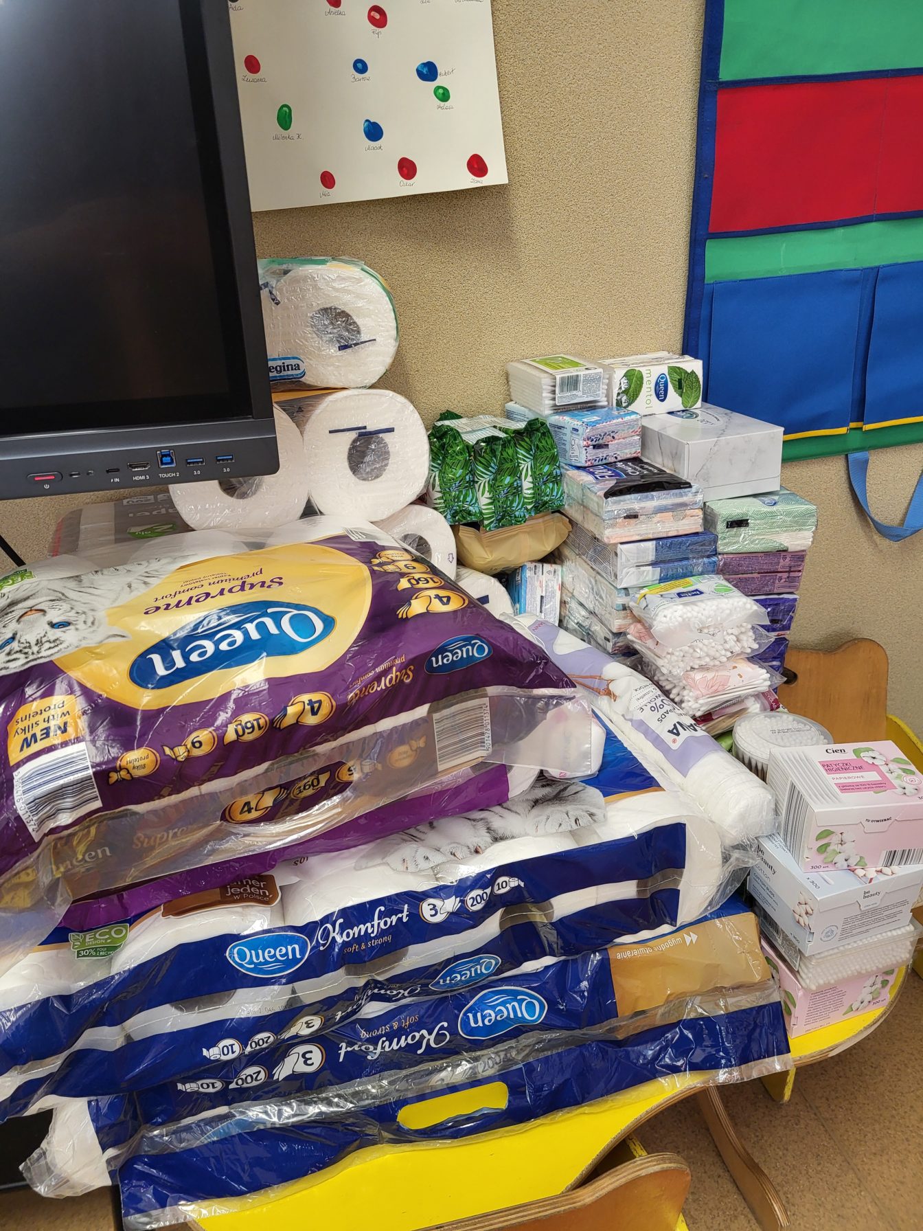 Zebrane dary dla osób bezdomnych, kosmetyki, środki higieny osobistej