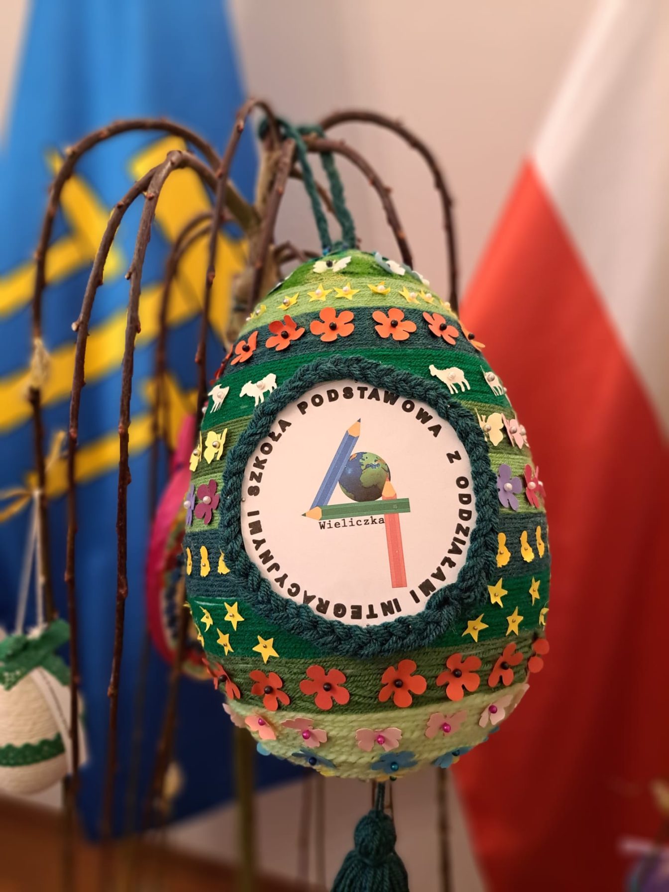 Olbrzymie zdobione jajko dekoracyjne, wielkanocne z logo szkoły