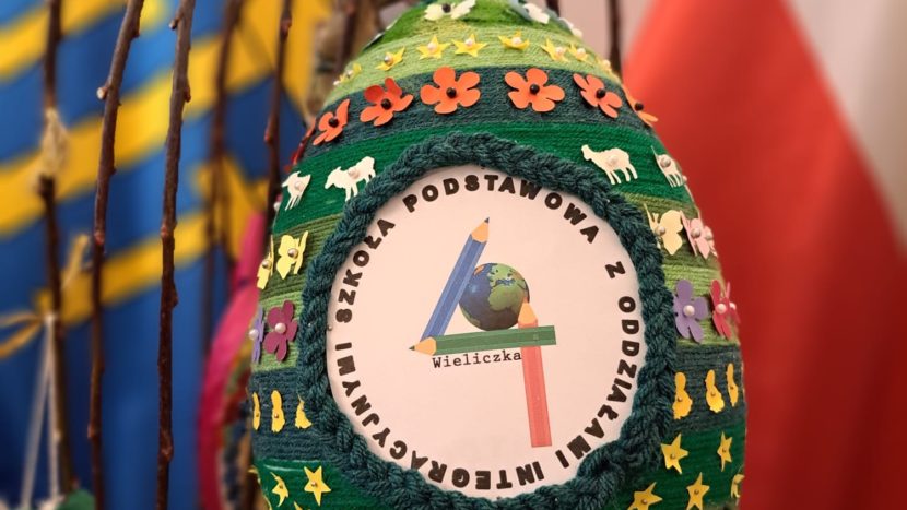 Olbrzymie zdobione jajko dekoracyjne, wielkanocne z logo szkoły