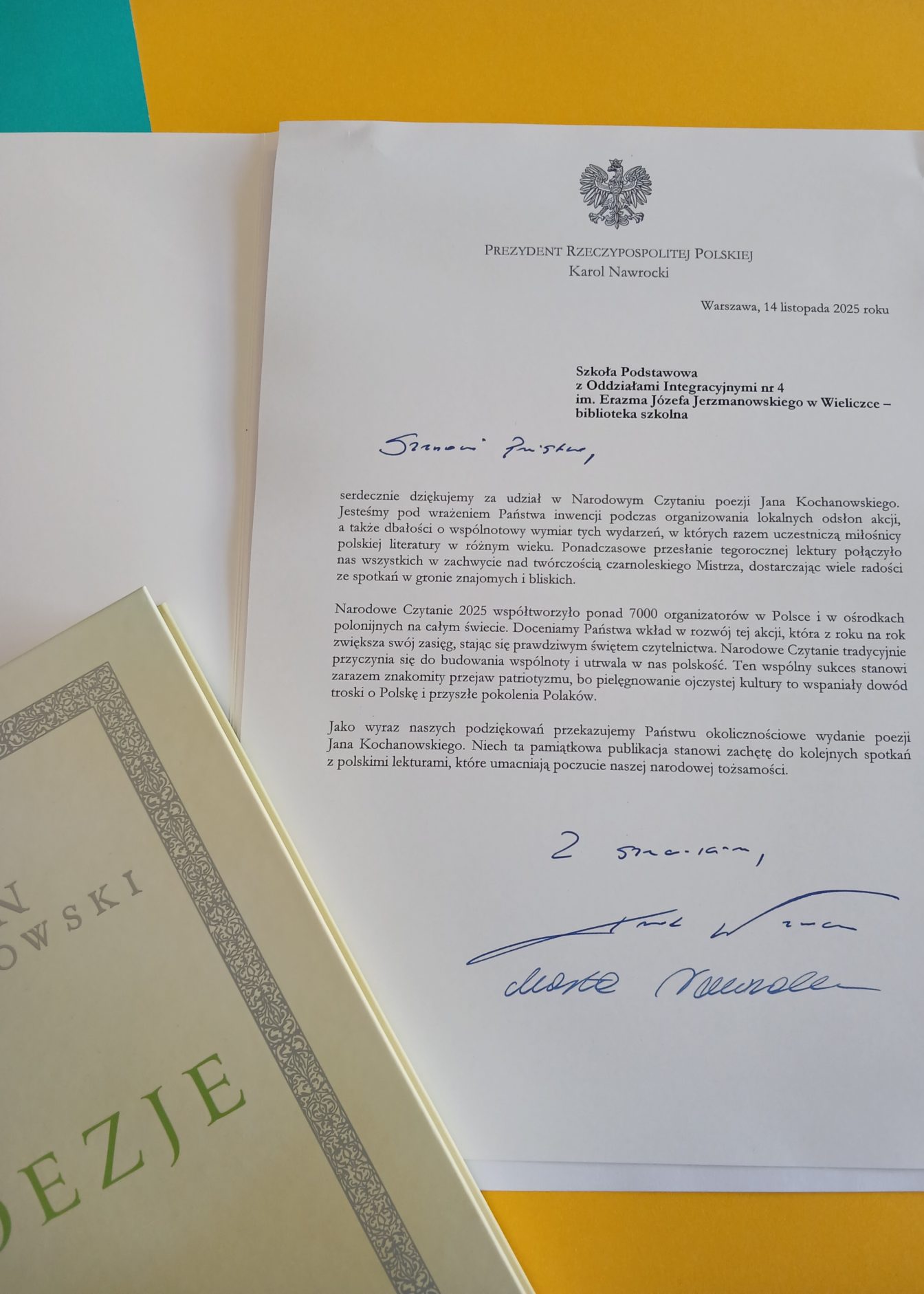 List od Pary Prezydenckiej – podziękowanie za udział w Narodowym Czytaniu
poezji Jana Kochanowskiego.
W górnej części na środku orzeł RP, poniżej napis Prezydent Rzeczypospolitej
Polskiej, poniżej: Karol Nawrocki.