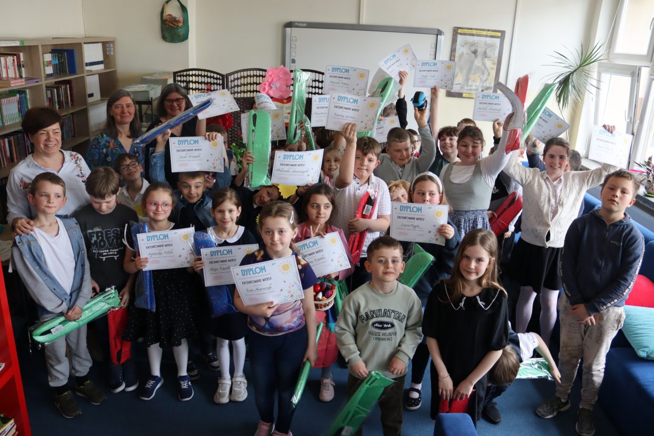 Wszytkie dzieci występujące w wydarzeniu oraz nauczyciele na wspólnej fotografii w bibliotece skolnej
