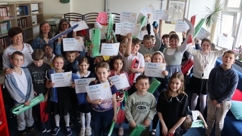 Wszytkie dzieci występujące w wydarzeniu oraz nauczyciele na wspólnej fotografii w bibliotece skolnej