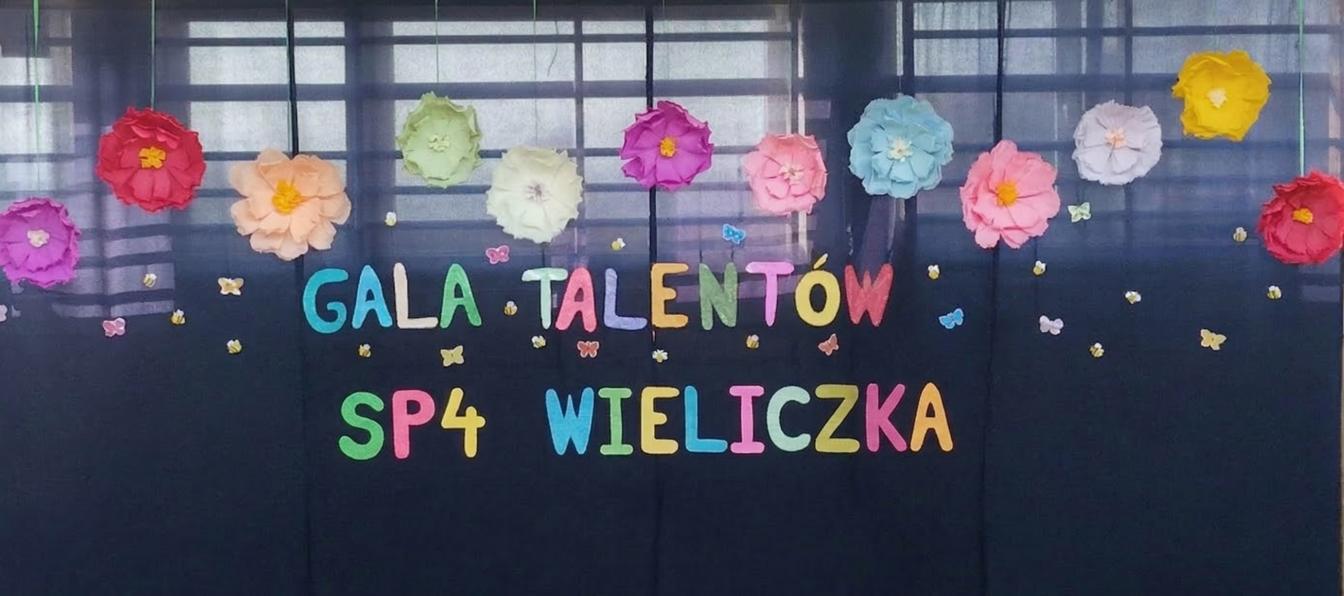 dekoracja z granatowego płótna a na niej napis " GALA TALANETÓW SP4 WIELICZKA