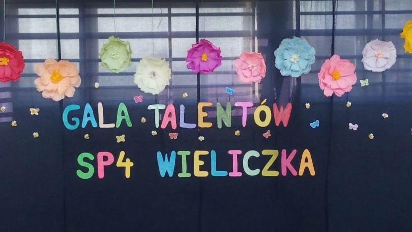 dekoracja z granatowego płótna a na niej napis " GALA TALANETÓW SP4 WIELICZKA