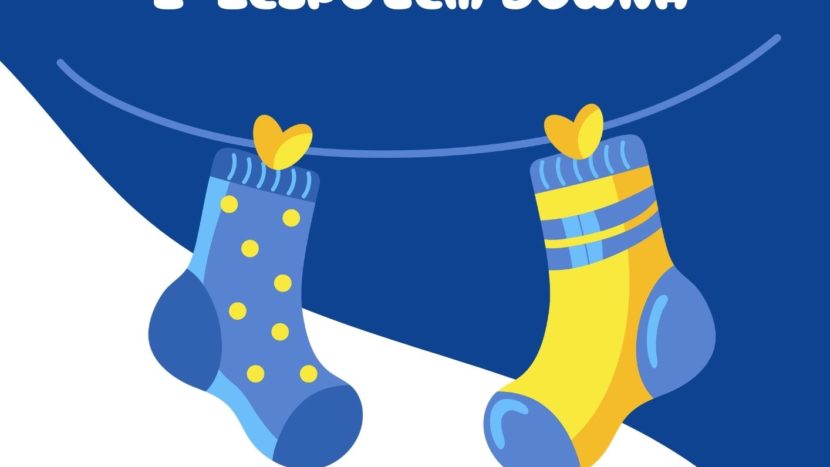 Plakat przedstawia informacje o wydarzeniu Dzień Kolorowej Skarpetki. Poniedziałek 23 marca. Załóż skarpetki nie do pary i pokaż, że pamiętasz! Kolorowe skarpetki = ważny przekaz. Różnorodność, zrozumienie, wsparcie. 21 marca to Światowy Dzień Zespołu Downa, a my obchodzimy go 23.03 w szkole