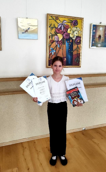 Wiktoria z nagrodami za udział w konkursie resytatorskim