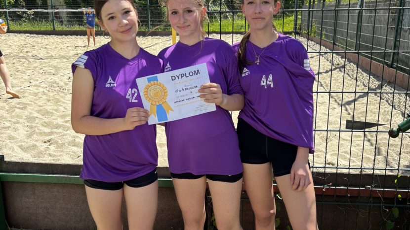 druzyna dziewczat w siatkowce plazowej