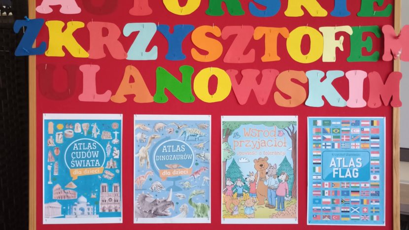 djęcie przedstawia tablicę z dekoracją: u góry napis - Spotkanie autorskie z Krzysztofem Ulanowskim, poniżej zdjęcia okładek książek pisarza.
