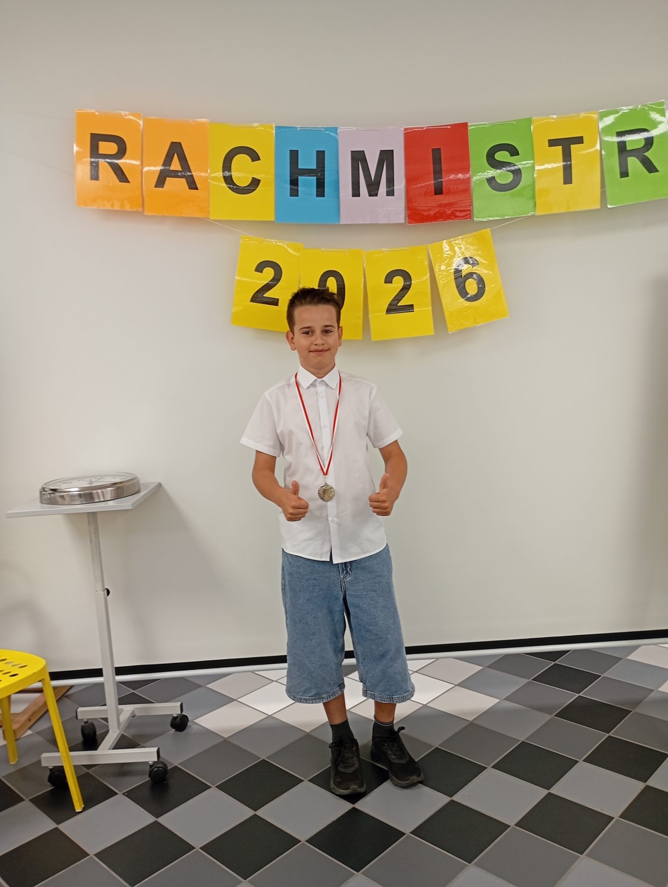 Uczeń Ignacy a w tle na białej ścianie powieszony napis: RACHMISTRZ 2026