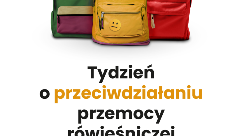 Plakat informacyjny o tygodniu TYDZIEŃ O PRZECIWDZIAŁANIU PRZEMOCY RÓWIEŚNICZEJ, trzy kolorowe plecaki i podpis